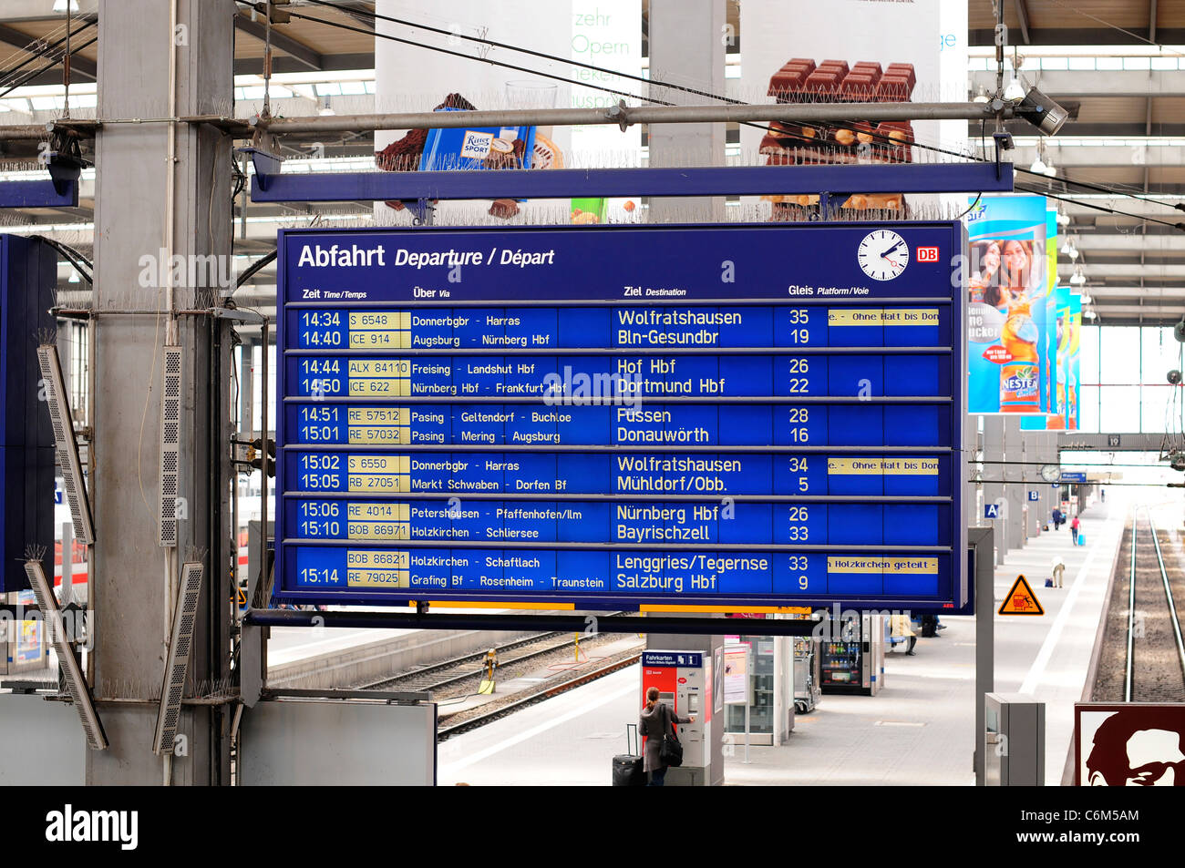 Les départs à la gare Hauptbahnhof München, Munich, Allemagne Banque D'Images