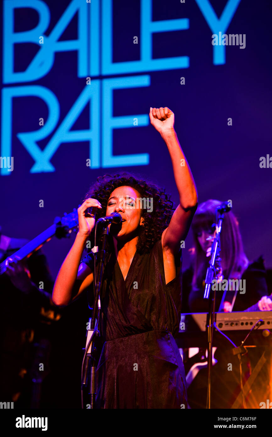 Corinne Bailey Rae effectue au cours de la cérémonie d'ouverture de la 'One Young World' Summit at Old Billingsgate à Londres, Angleterre - Banque D'Images