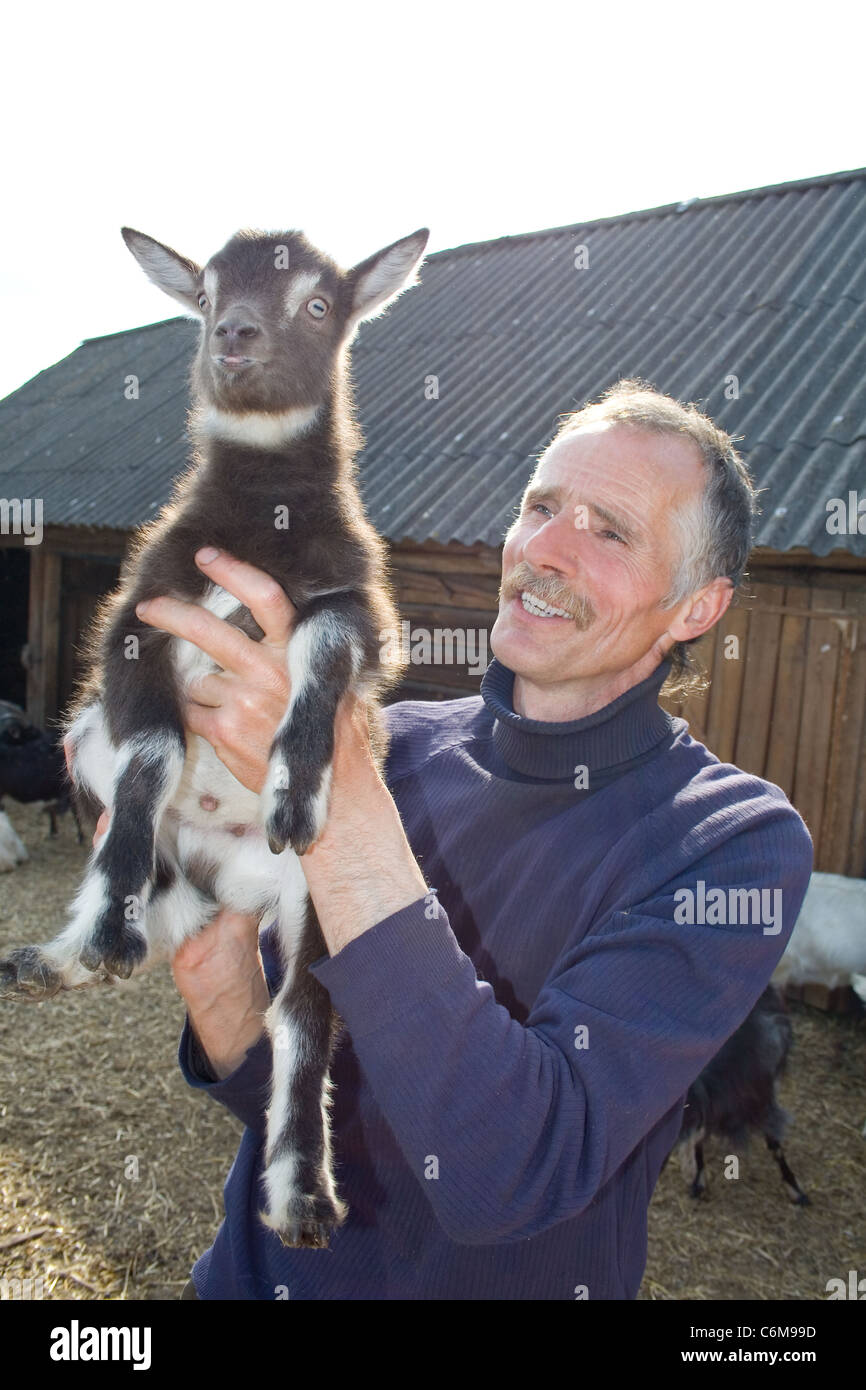 Portrait d'agriculteur avec chevreau. Banque D'Images