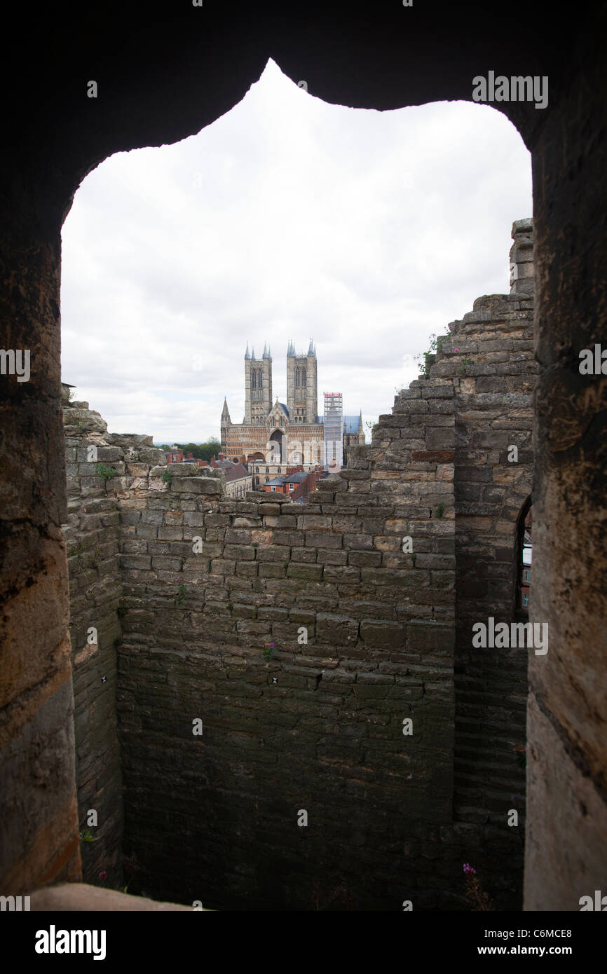 La ville de Lincoln, Lincolnshire la cathédrale encadrée par une fenêtre dans l'enceinte du château Banque D'Images