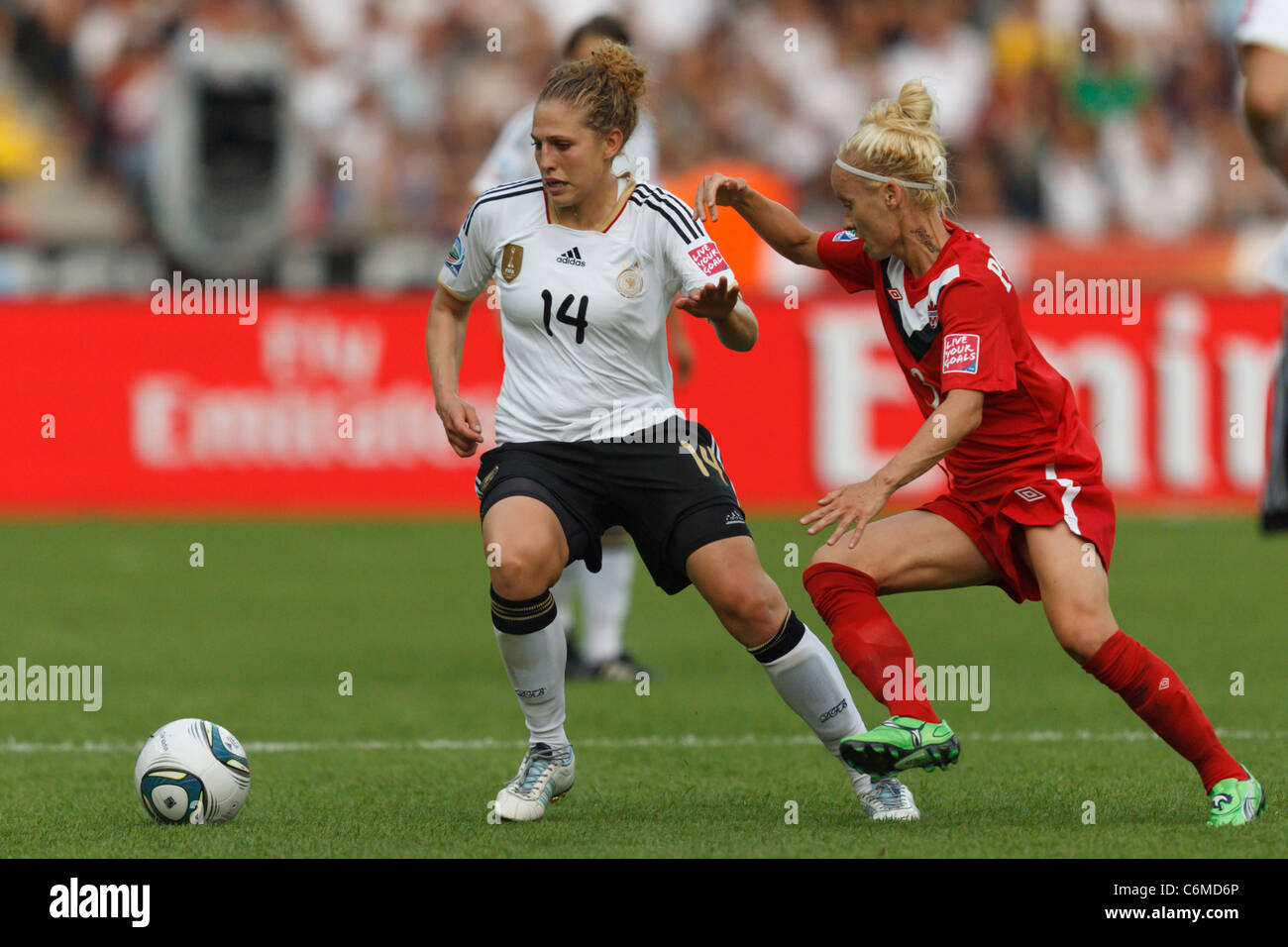 BERLIN - JUIN 26 : Kim Kulig d'Allemagne (l) en action contre Kelly Parker du Canada (R) lors du match d'ouverture de la Coupe du monde féminine de football de la FIFA le 26 juin 2011 à l'Olympiastadion de Berlin, Allemagne. Usage éditorial exclusif. Utilisation commerciale interdite. (Photographie de Jonathan Paul Larsen / Diadem images) Banque D'Images