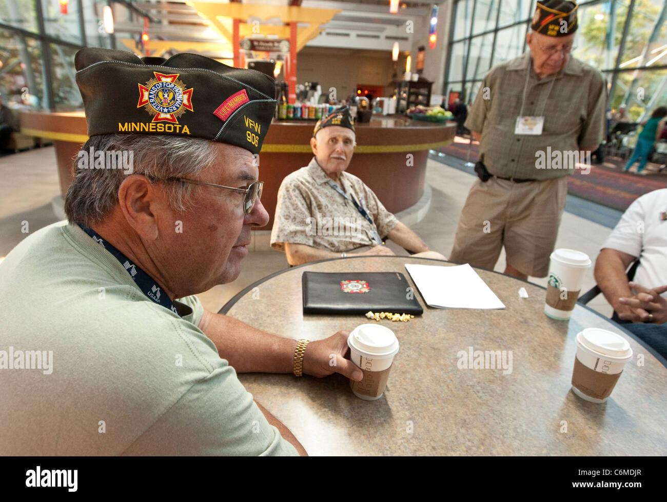 Groupe de personnes âgées s'asseoir et raconter des histoires à l'ancien combattant à des guerres à l'étranger conférence à San Antonio, Texas, Août 31st, Banque D'Images