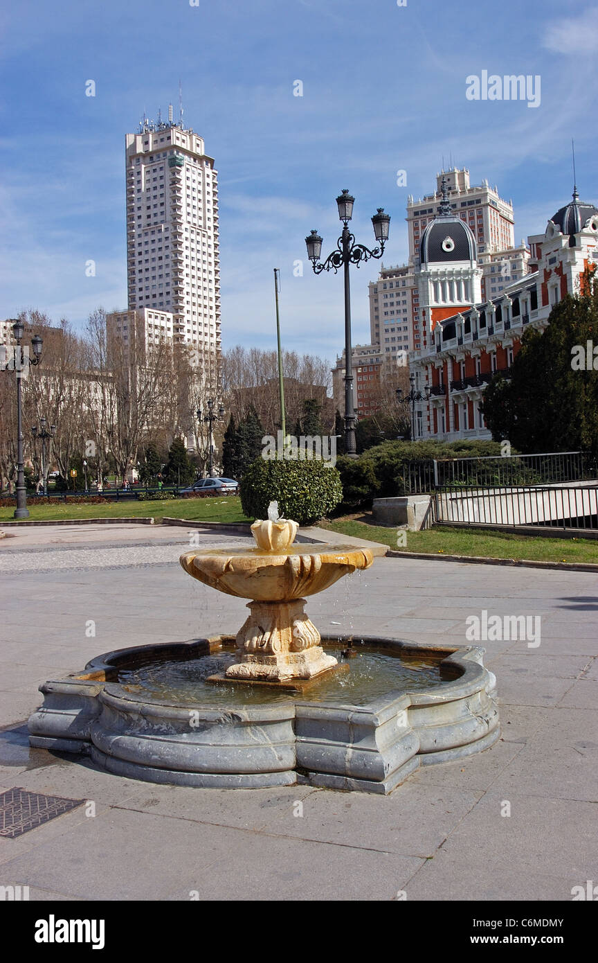 Fontaine à la fin de la Calle de Bailen avec vue sur la Plaza Espana, Madrid, Espagne, Europe de l'Ouest. Banque D'Images