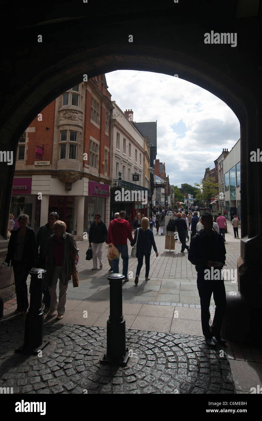 La ville de Lincoln, Lincolnshire, sous stonebow, Guildhall à bas High Street, boutiques & Shopping Banque D'Images