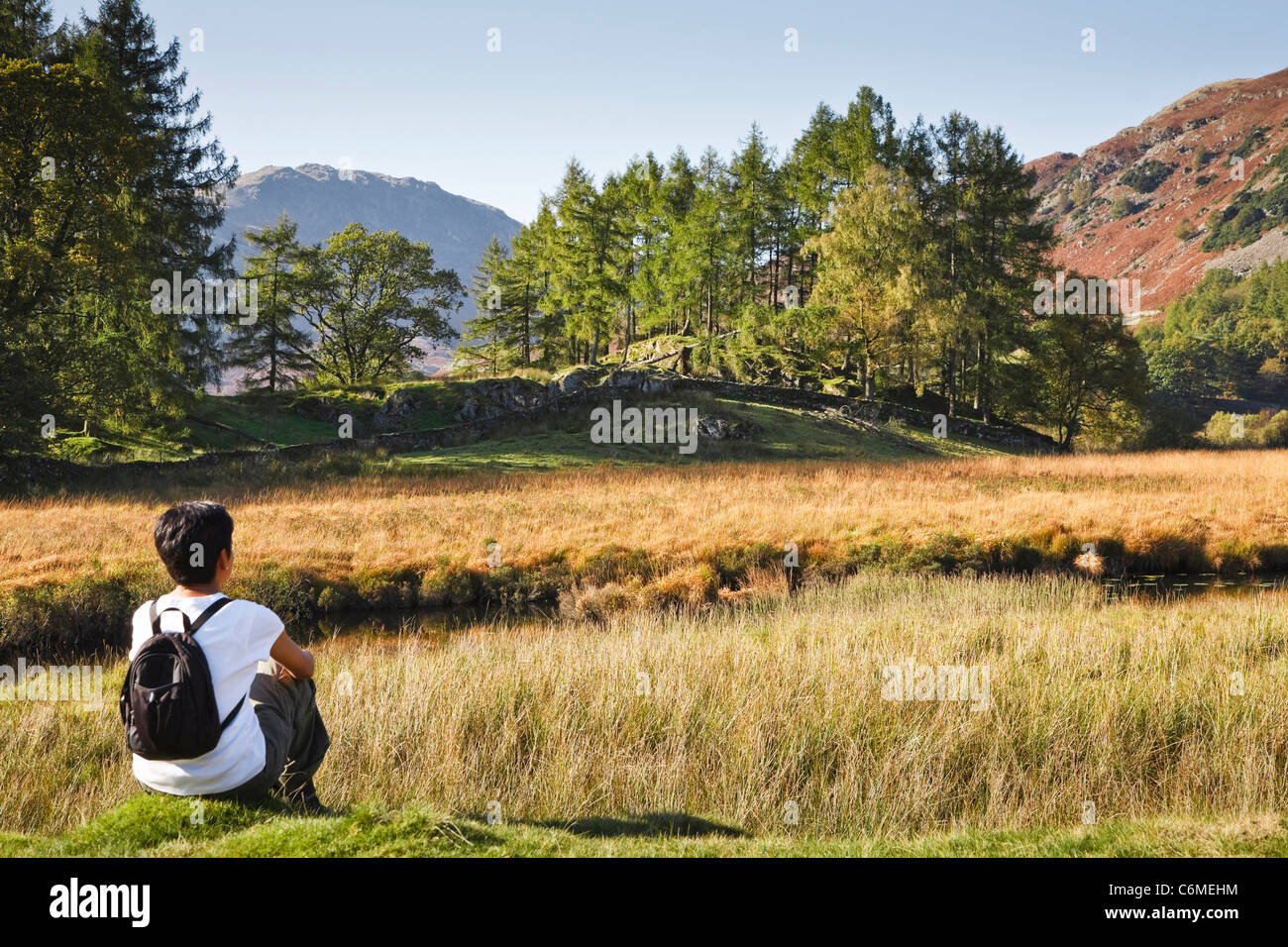 Une jeune femme asiatique indien repose sur une randonnée dans la campagne anglaise Banque D'Images