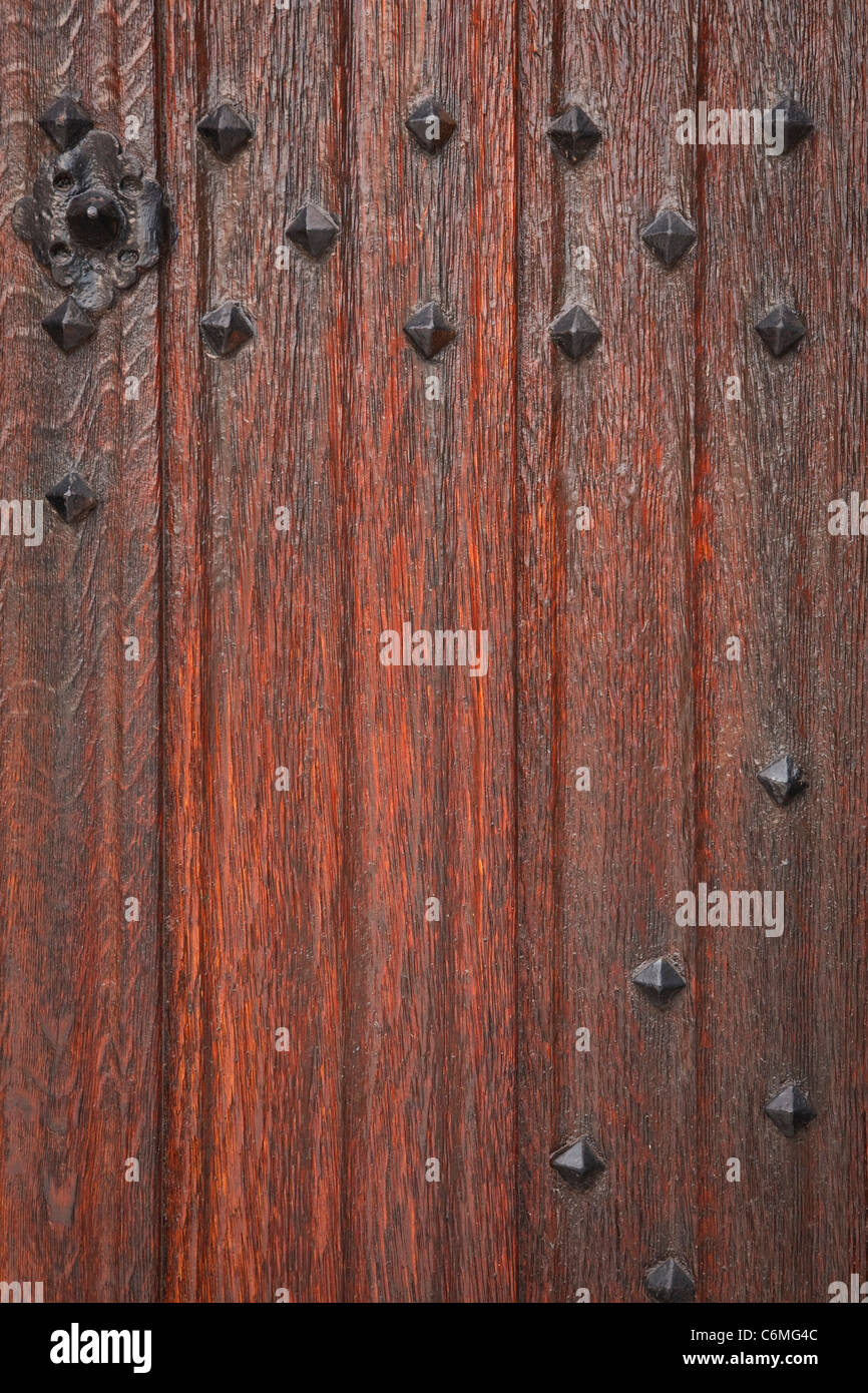 Détail d'une ancienne porte en bois médiévale décorée avec des clous en fer  forgé Photo Stock - Alamy