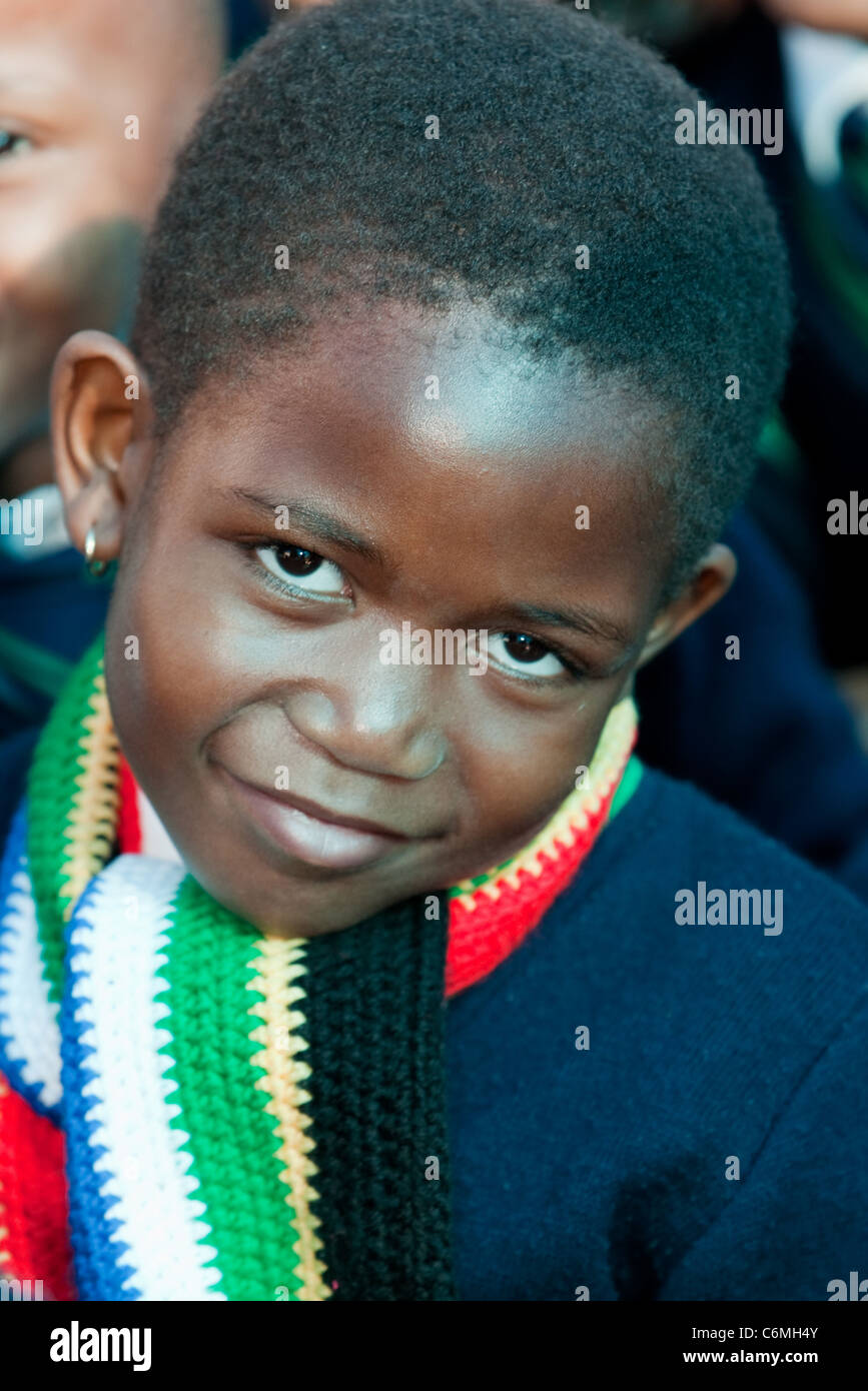 Enfant en primaire avec un voile aux couleurs de l'drapeau sud-africain Banque D'Images
