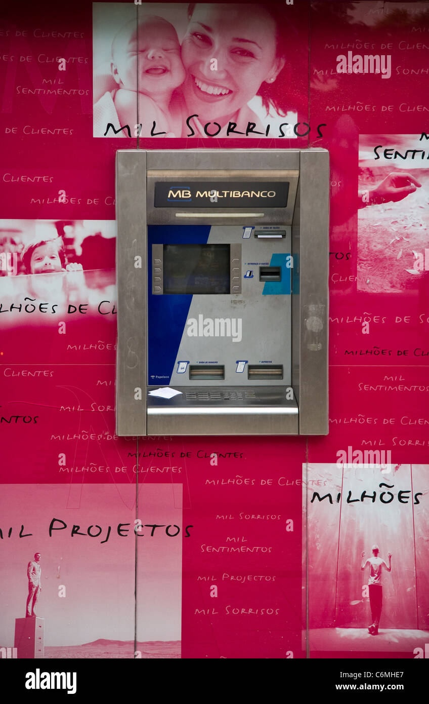 Multibanco distributeur automatique de distributeur et de la publicité, le  centre de Lisbonne, Portugal Photo Stock - Alamy