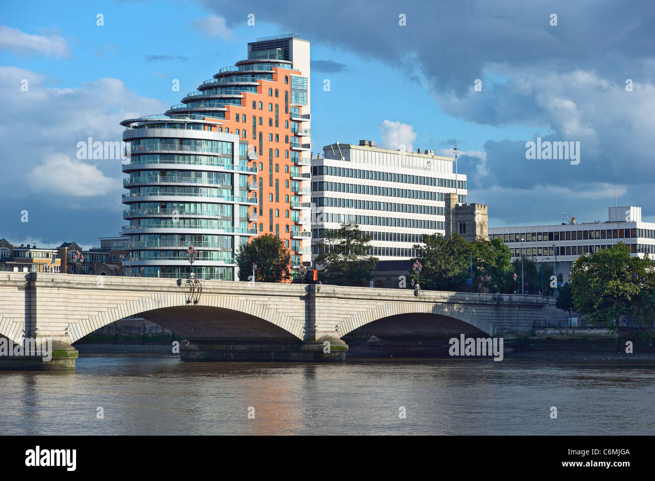 Putney Bridge, sur la Tamise, Londres, Royaume-Uni, Europe, l'ombre de l'église St Mary, lui-même dominé par des blocs de la tour Banque D'Images