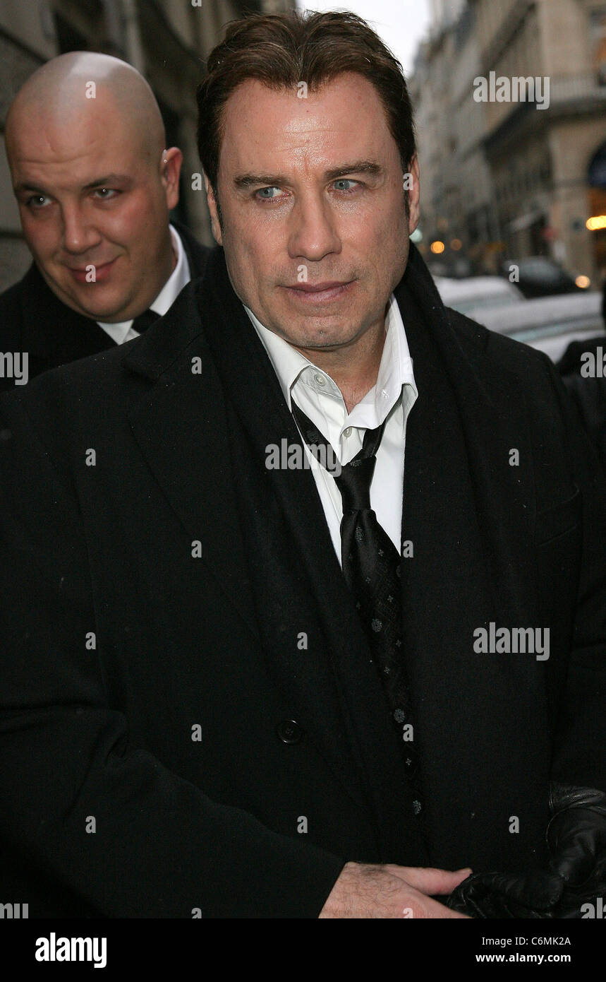 John Travolta en laissant Le Meurice Hotel. Paris, France - 11.02.10 Banque D'Images