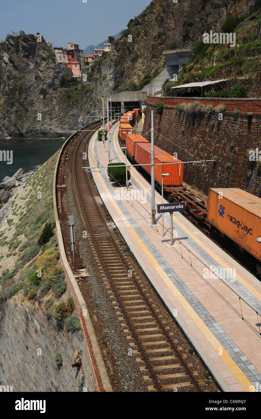 Gare ferroviaire, au niveau du village de Manarola, Cinque Terre, Italie. Banque D'Images