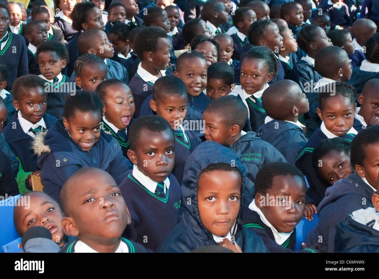 Les enfants d'écoles primaires assemblées ensemble à une école rurale Banque D'Images