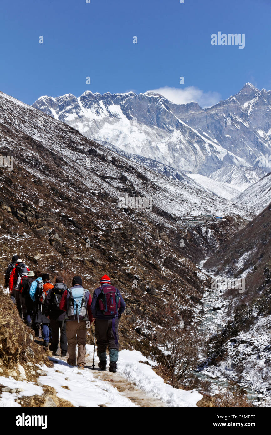 Les randonneurs à pied vers l'Everest, Népal, Région de l'Everest Banque D'Images Les randonneurs à pied vers l'Everest, Népal, Région de l'Everest Banque D'Images