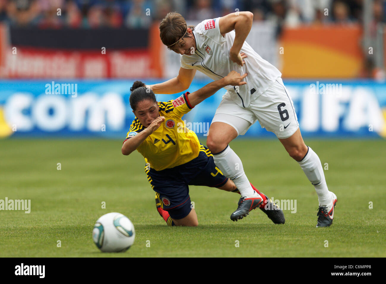 Diana Ospina de Colombie-Britannique (4) et Amy LePeilbet des USA (6) défi pour la balle lors d'un 2011 Women's World Cup Match. Banque D'Images