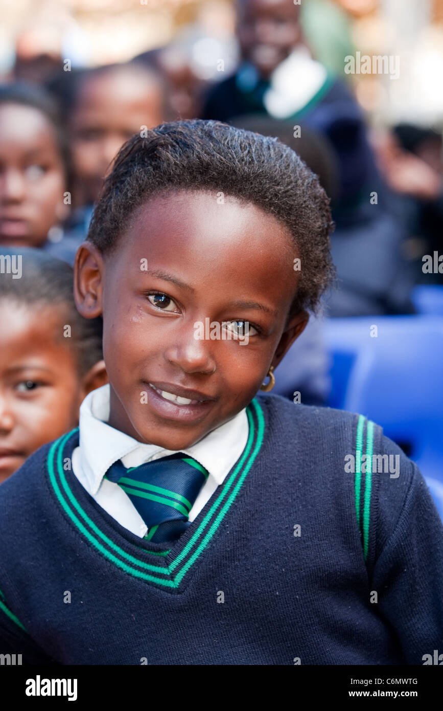 Jeune fille lors d'une école primaire en milieu rural Banque D'Images