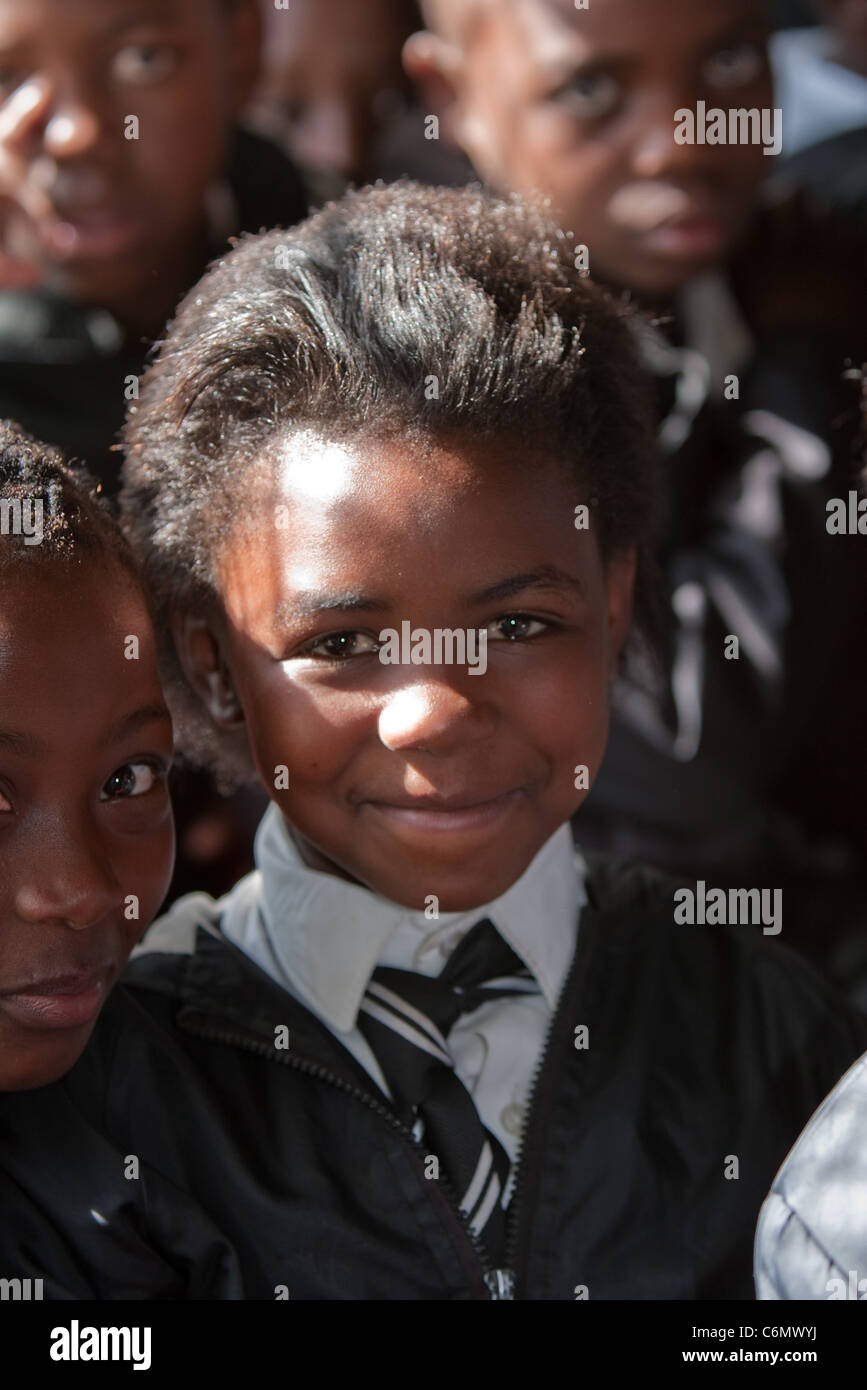 Les enfants de l'école primaire à une école rurale qui pose pour l'appareil photo Banque D'Images