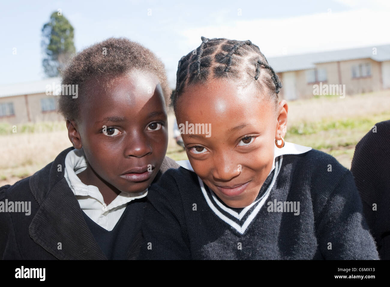 Les enfants de l'école primaire à une école rurale qui pose pour l'appareil photo Banque D'Images