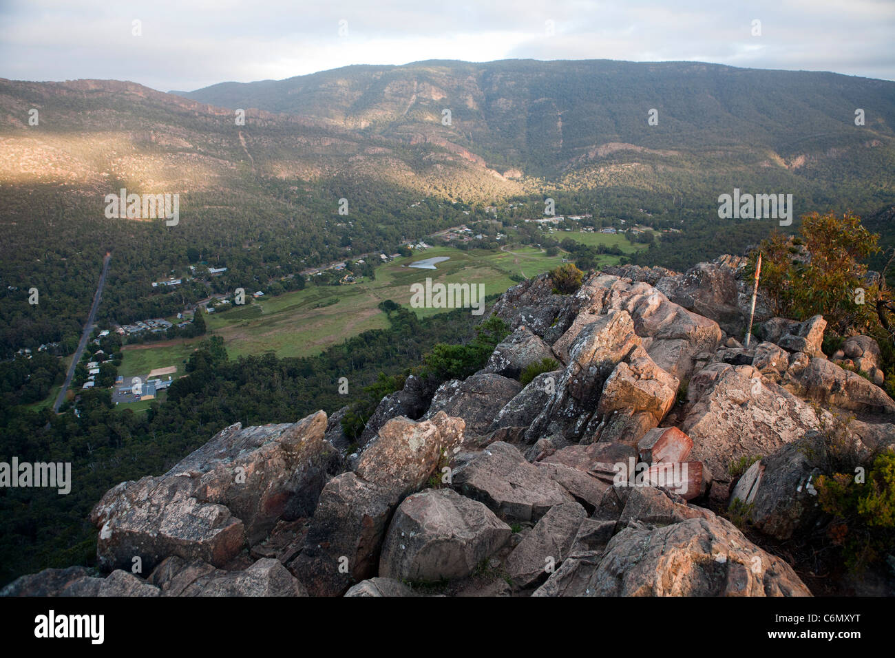 Vue depuis le Boronia Peak plus de Halls Gap et la gamme mt difficile Banque D'Images