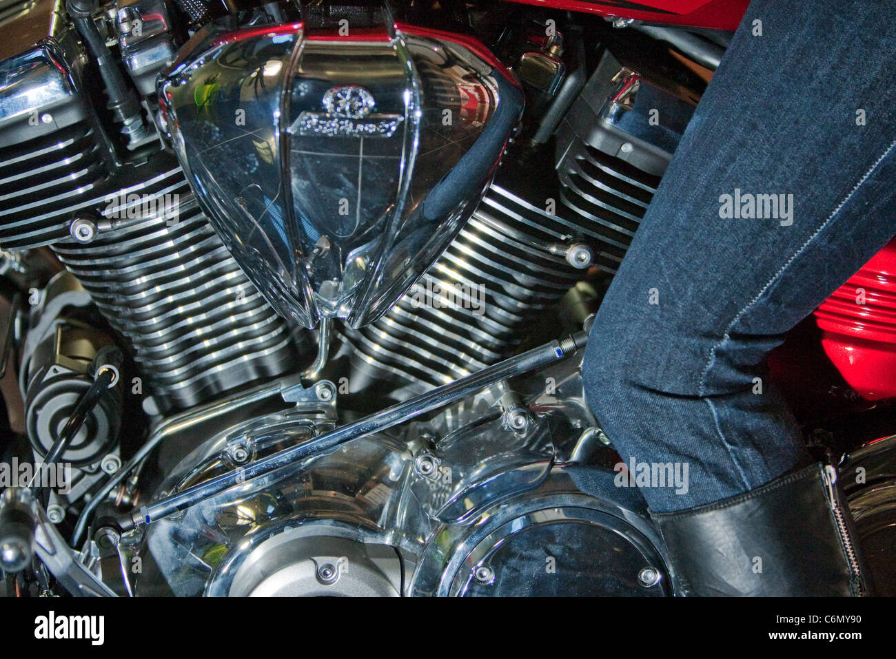 Close-up de moto Yamaha moteur et girl's leg Banque D'Images