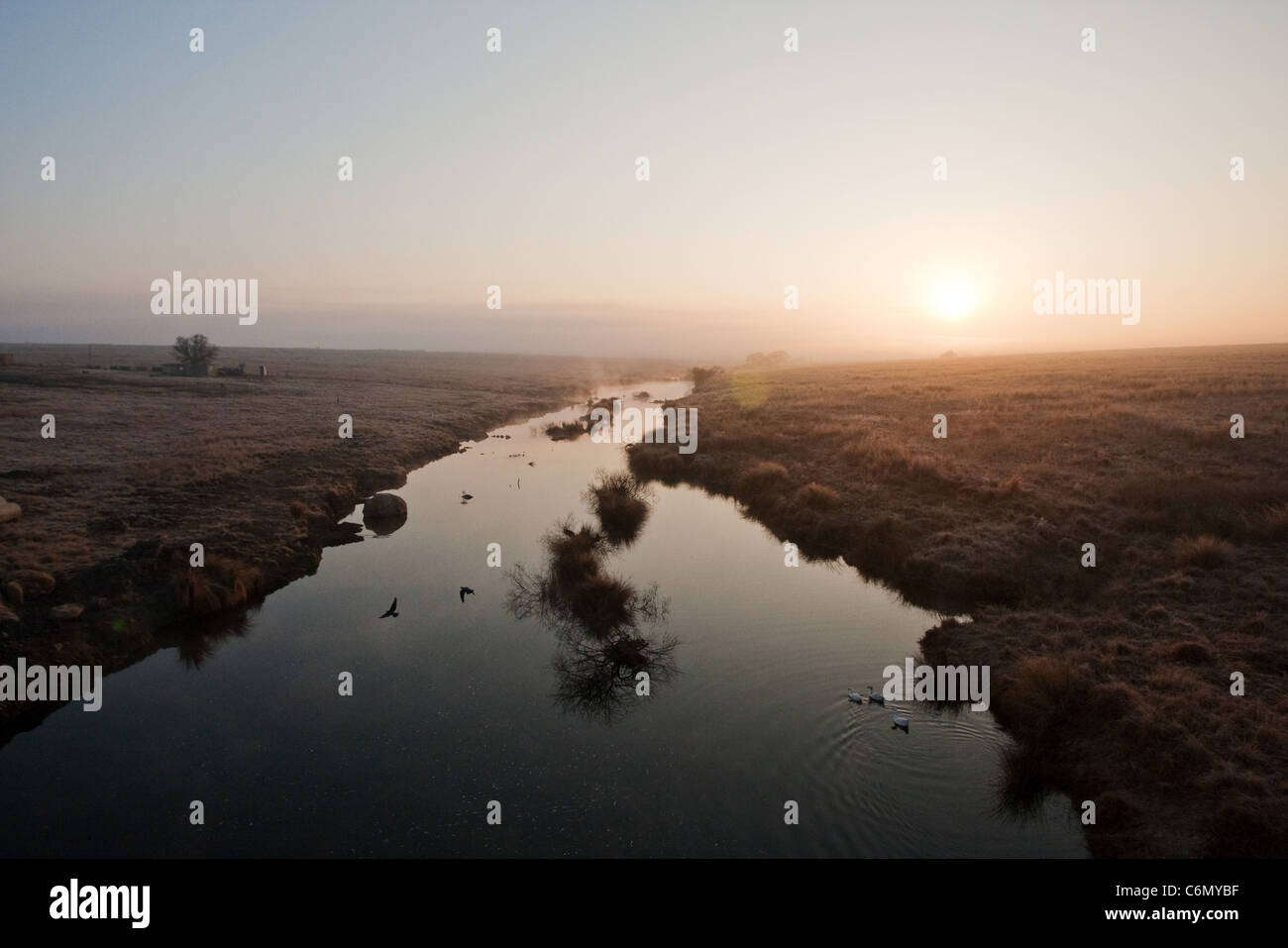 Lever du soleil sur une rivière, en route de Standerton Pongola à Banque D'Images