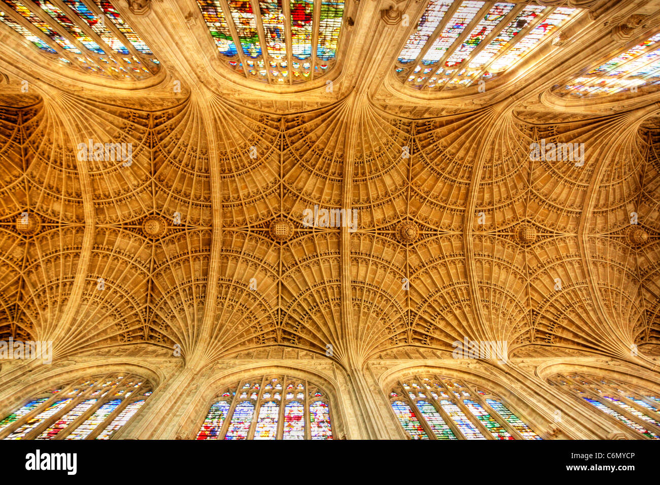 Vue de dessous du ventilateur au plafond voûté au Kings College, Université de Cambridge Banque D'Images