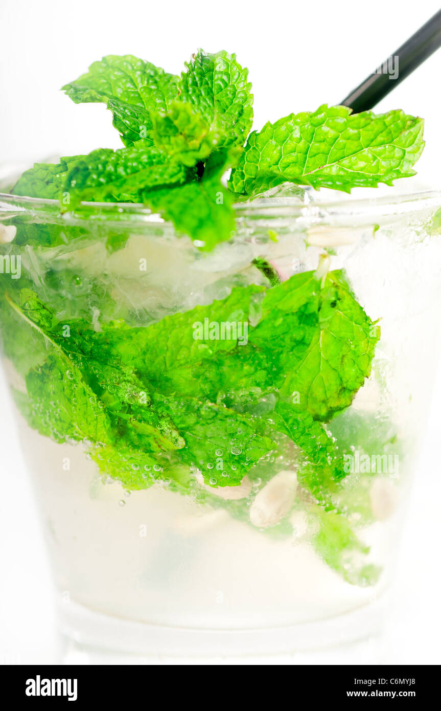 Le Mojito caipirina cocktail de feuilles de menthe fraîche, de Yerba Buena, avec de la chaux et paille noir isolé sur fond blanc Banque D'Images