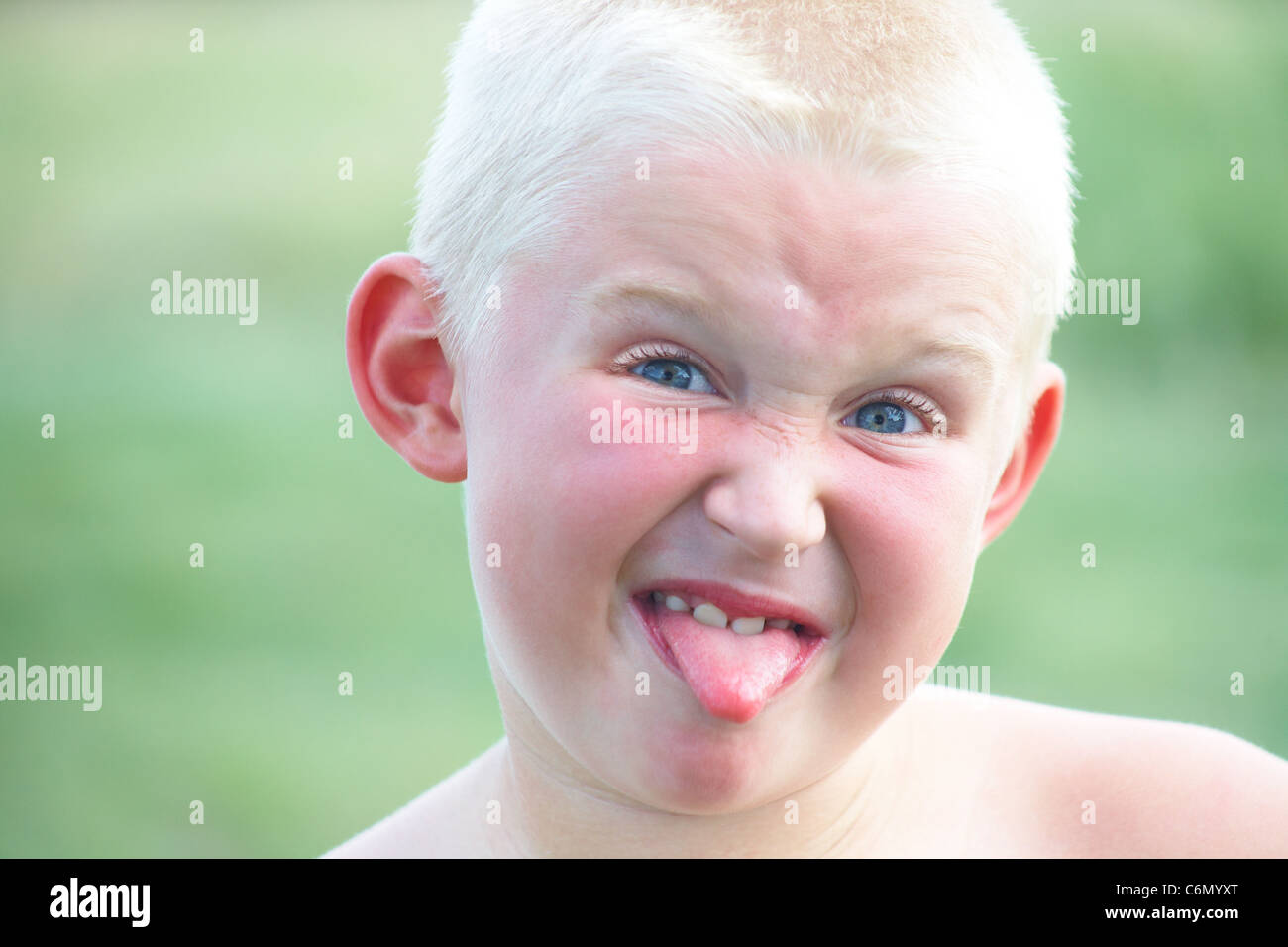 Drôle ginger boy pose et montre les visages language Banque D'Images