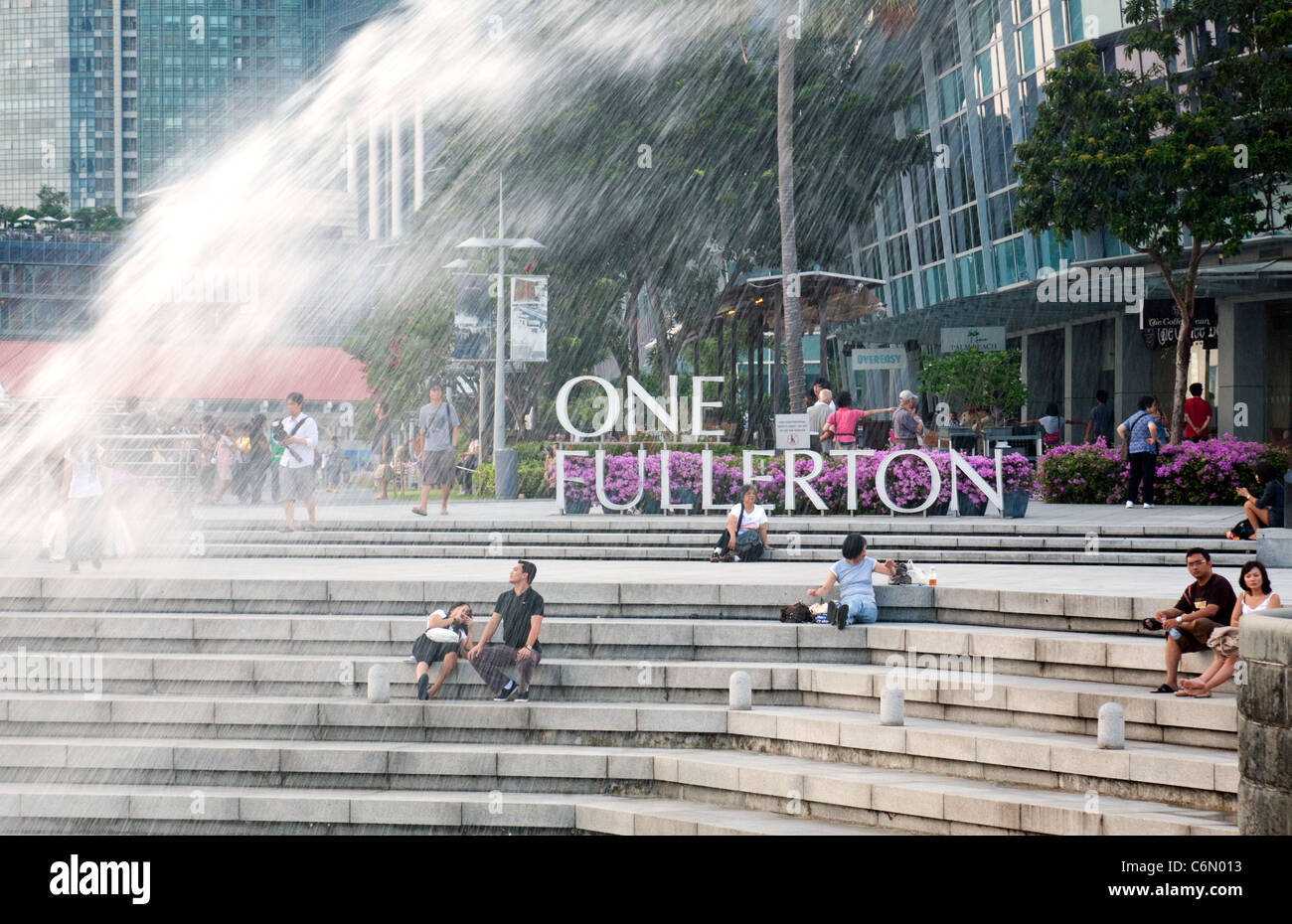 Les touristes à un Fullerton par le Merlion, statue fontaine, Singapour Banque D'Images