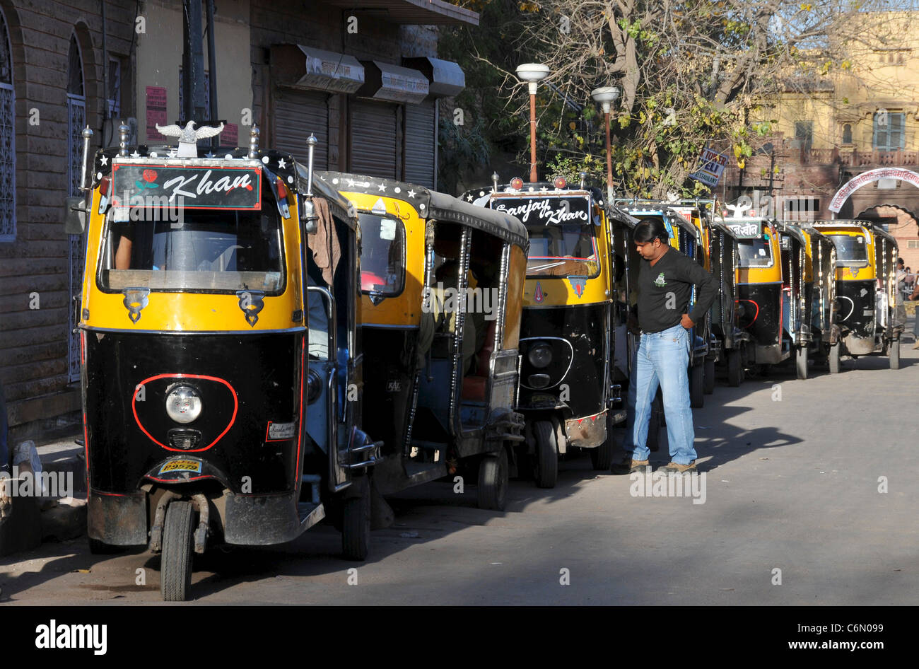 Ligne d'attente Tuk Tuks Sarder Jodhpur Rajasthan Inde Du Marché Banque D'Images