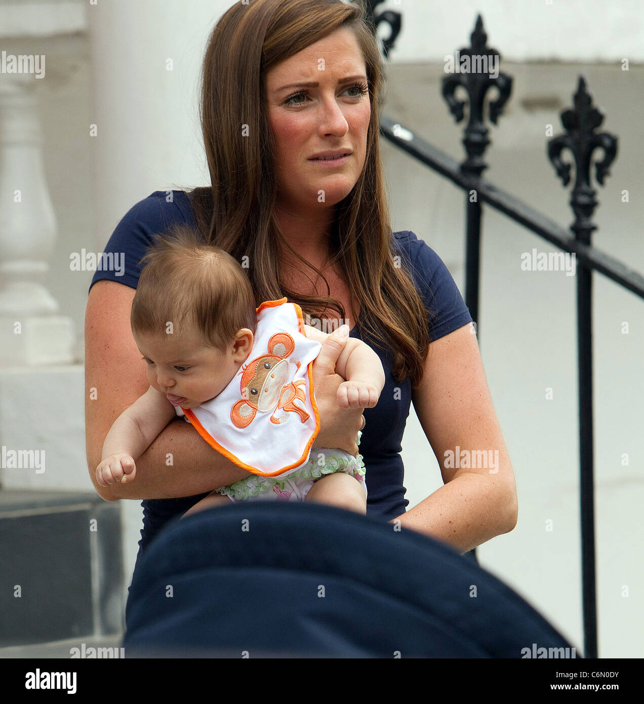 Carly Zucker Aka Carly Cole De Fille De Bebe Ruby Tatiana La Femme De Joueur De Football De Chelsea Joe Cole Avec Vos Amis Et Photo Stock Alamy