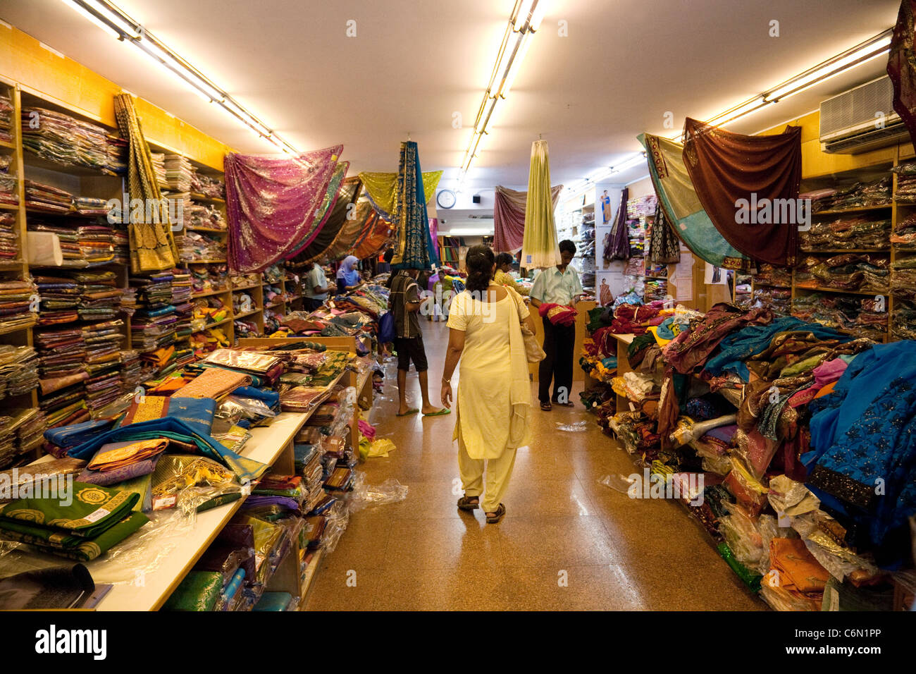 une-femme-indienne-pour-shopping-dans-une-boutique-de-saris-sari-new