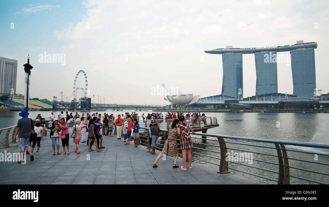Les touristes de prendre des photos dans le port de plaisance, avec la Marina Bay Sands hotel en arrière-plan, l'Asie Singapour Banque D'Images