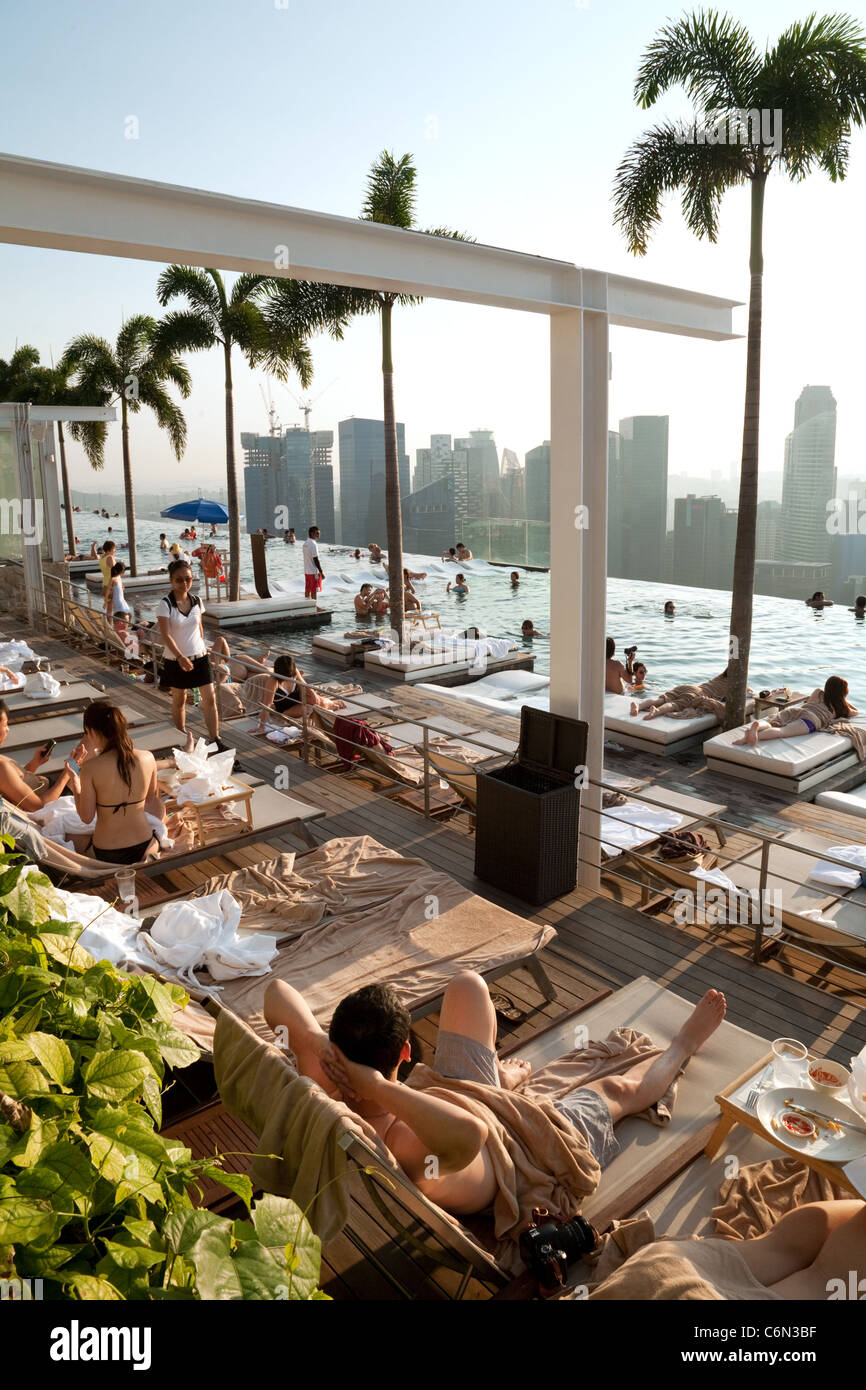 La piscine à débordement sur le skypark, Marina Bay Sands Hotel, Singapour Banque D'Images