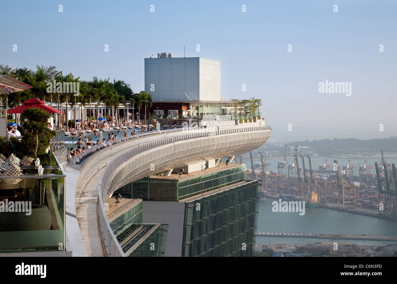 Une vue le long des Skypark en haut de l'hôtel Marina Bay Sands, Singapour Banque D'Images