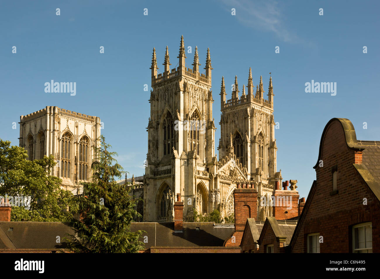 York Minster vu des murs de la ville Banque D'Images
