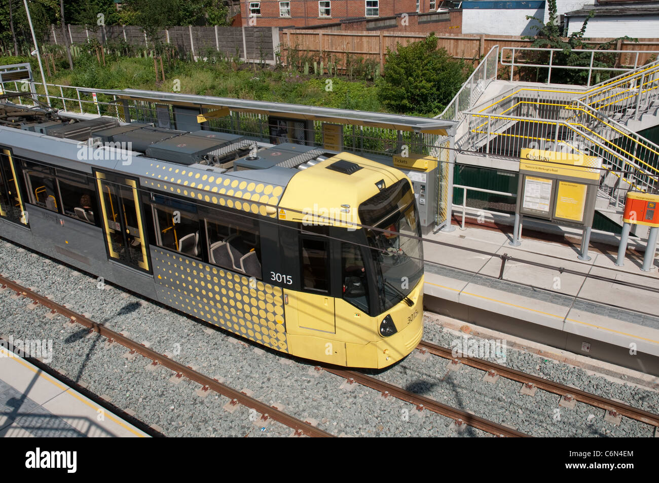 Manchester Metrolink tram à l'hôtel récemment ouvert (2011) Chorlton arrêt de tramway. Banque D'Images