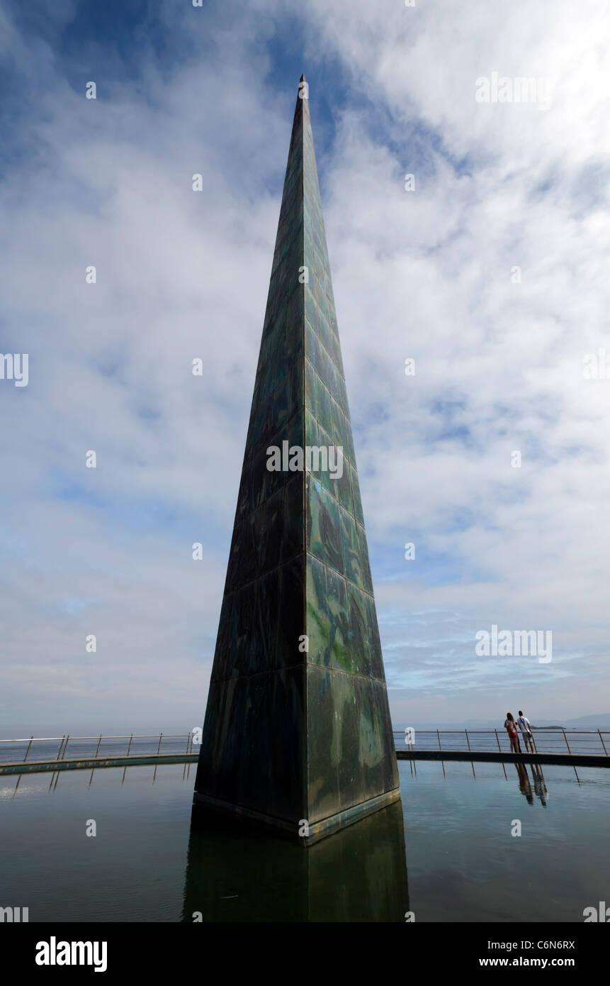 Obélisque du millénaire - promenade de La Coruna - Galice - Espagne la Millenium Monument est un magnifique de 50 mètres de haut, vert et bleu, obélisque de verre construit dans la promenade pour commémorer le nouveau millénaire. Banque D'Images