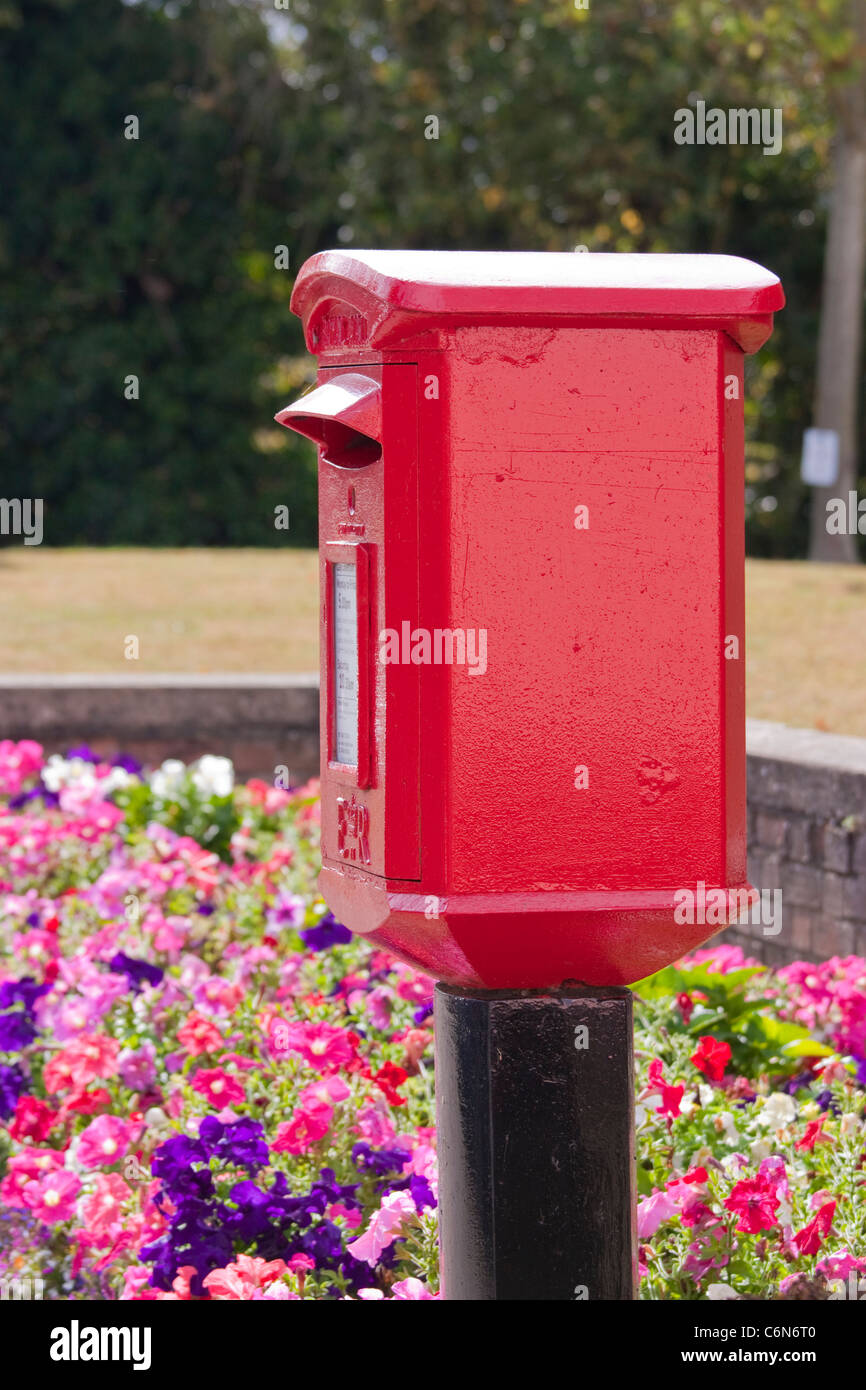 Post box rouge dans la campagne du Suffolk lavenham Banque D'Images