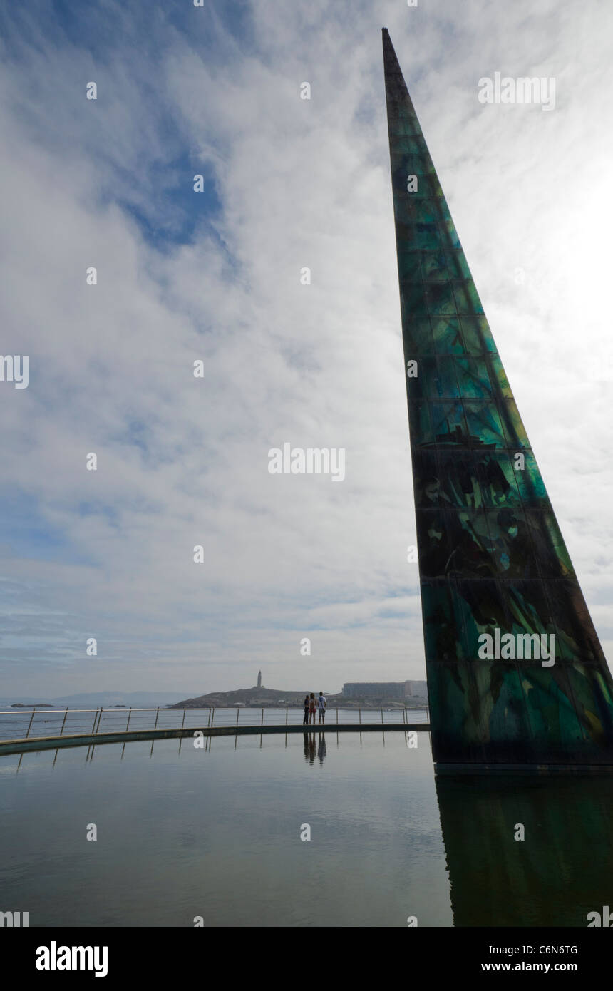 Obélisque du millénaire - promenade de La Coruna - Galice - Espagne la Millenium Monument est un magnifique de 50 mètres de haut, vert et bleu, obélisque de verre construit dans la promenade pour commémorer le nouveau millénaire. Banque D'Images