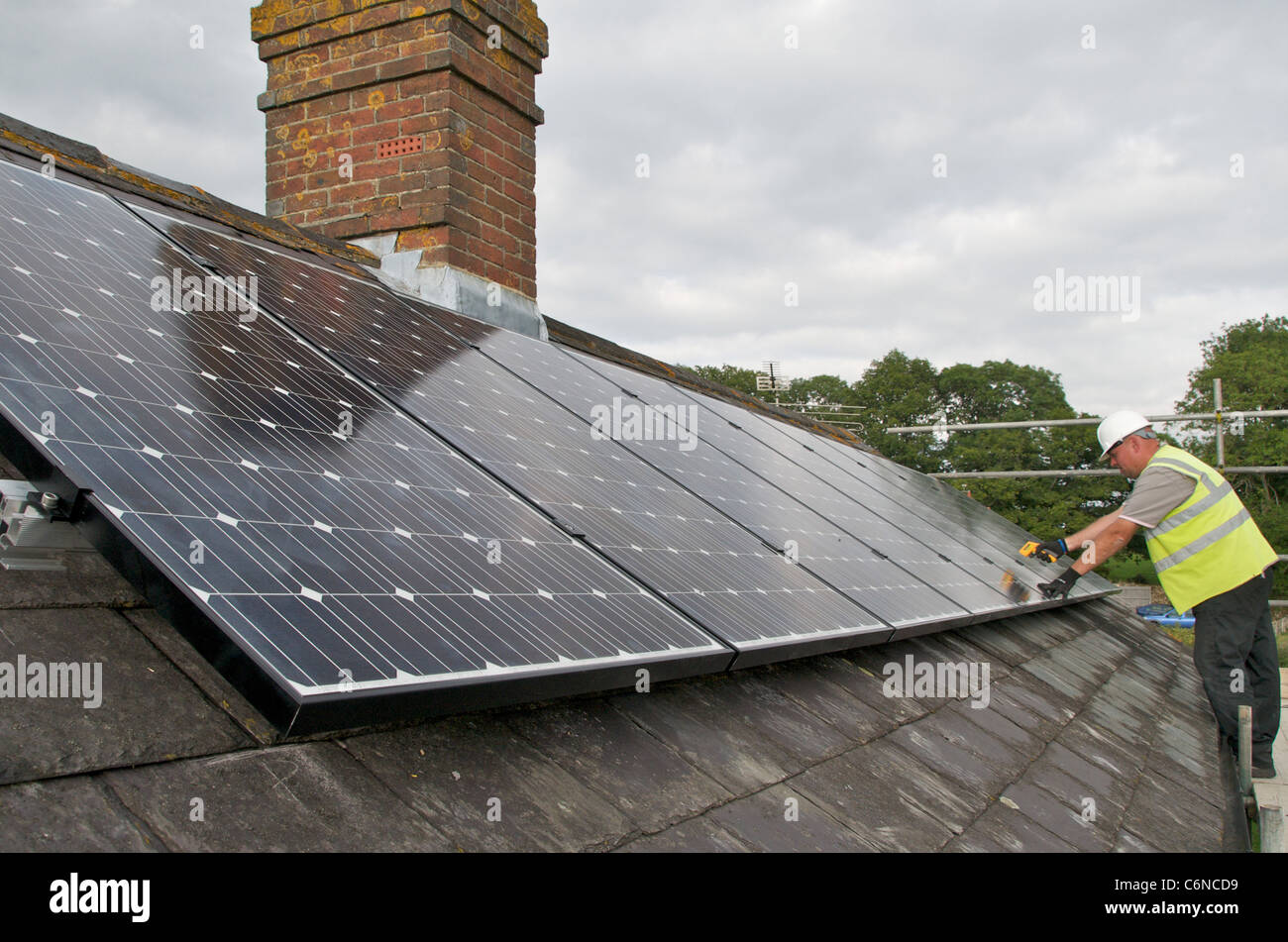 Panneaux photovoltaïques sur un toit à l'aide de l'énergie solaire pour produire de l'électricité Banque D'Images