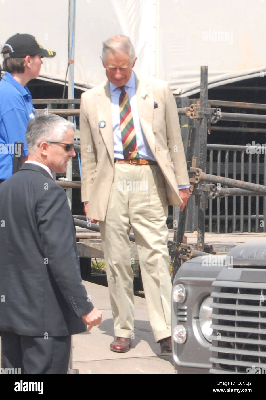 Son Altesse Royale le Prince Charles, prince de Galles prend un tour de digne ferme, maison du festival de Glastonbury, fondateur avec Michael Eavis Banque D'Images