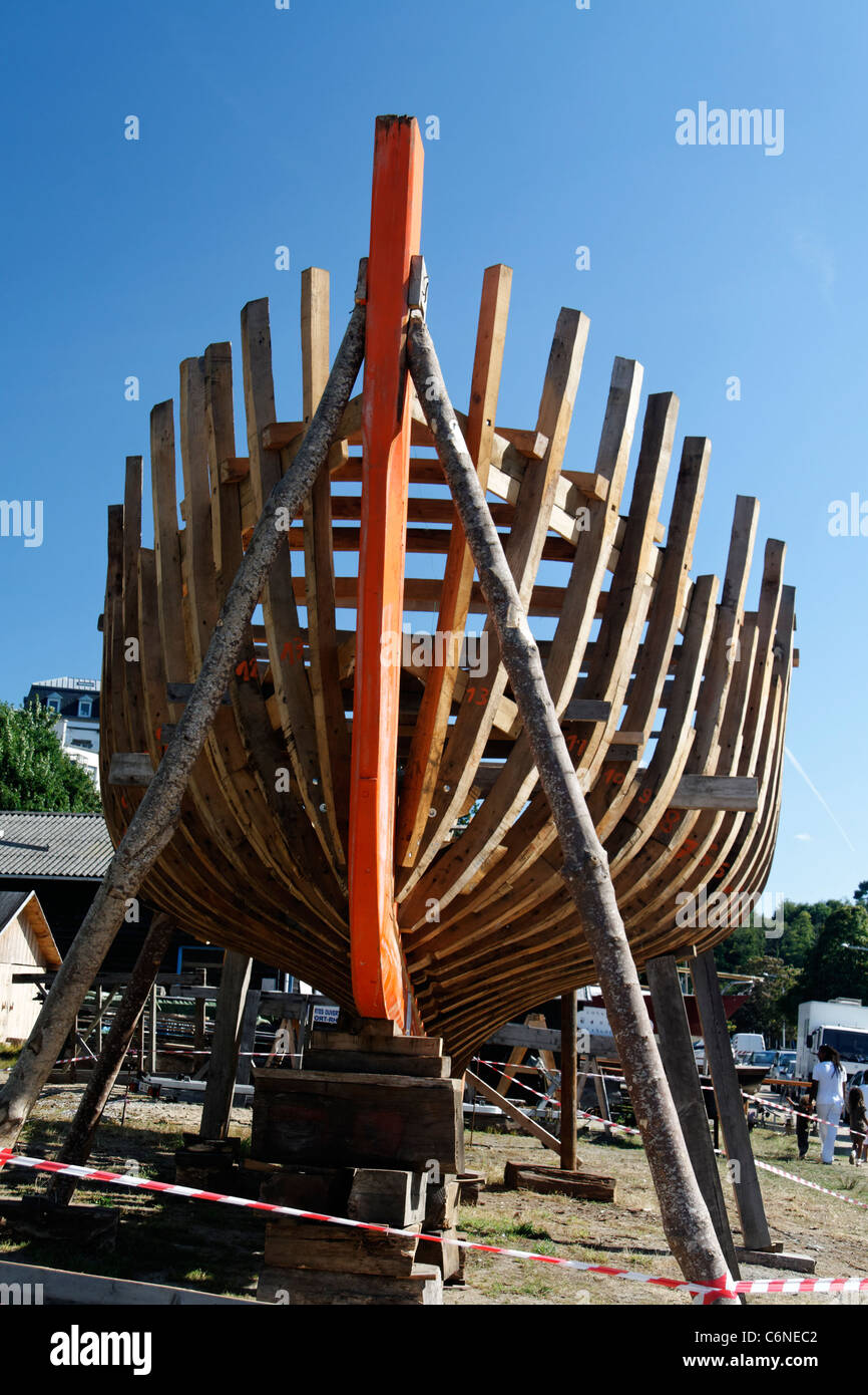 Construction d'une réplique d'un bateau de pêche traditionnel en bois (Port-Rhu, à Douarnenez, Bretagne, France). Banque D'Images