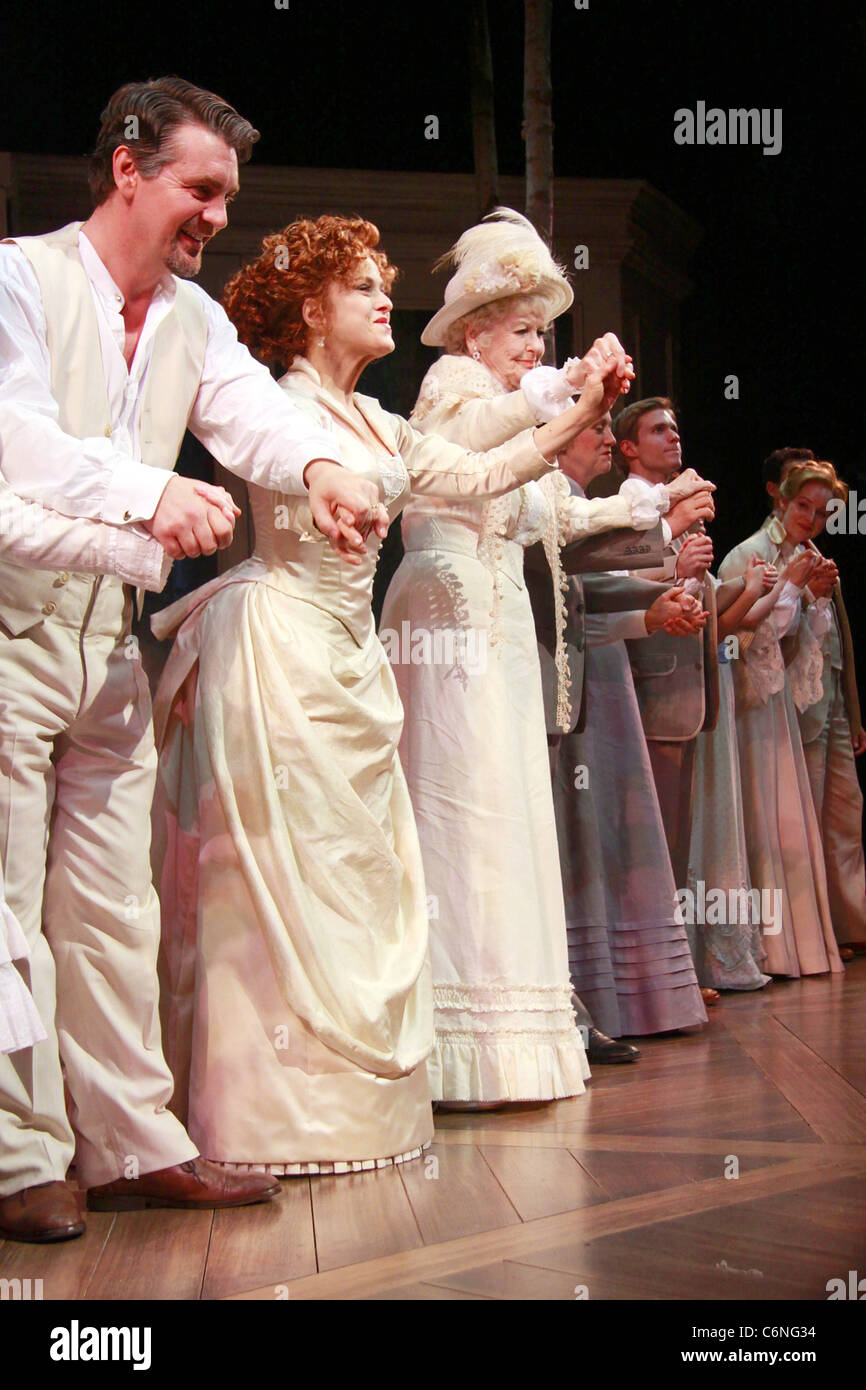 Alexander Hanson, Bernadette Peters, Elaine Stritch, et cast Cast changer : la première exécution de Bernadette Peters et Banque D'Images