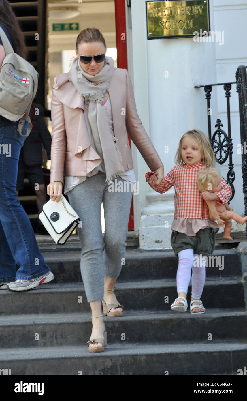 Stella McCartney revient à la maison avec sa fille après avoir déposé ses  enfants à l'École de Londres, Angleterre - 17.06.10 Photo Stock - Alamy