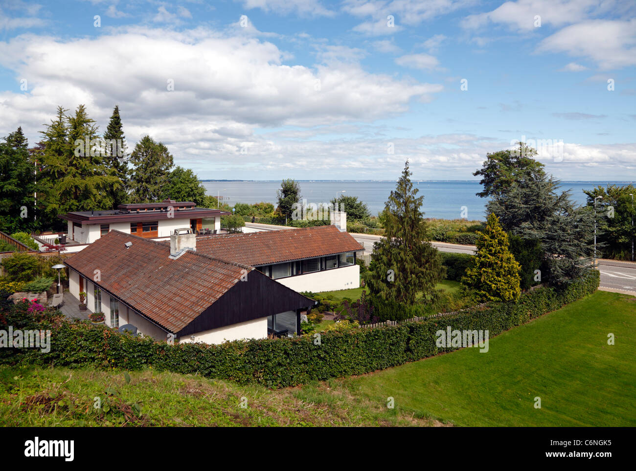 L'une des villas modernes, attrayants à la route côtière dans Où acheter, et une vue sur le son vu de Ewald's Hill Banque D'Images