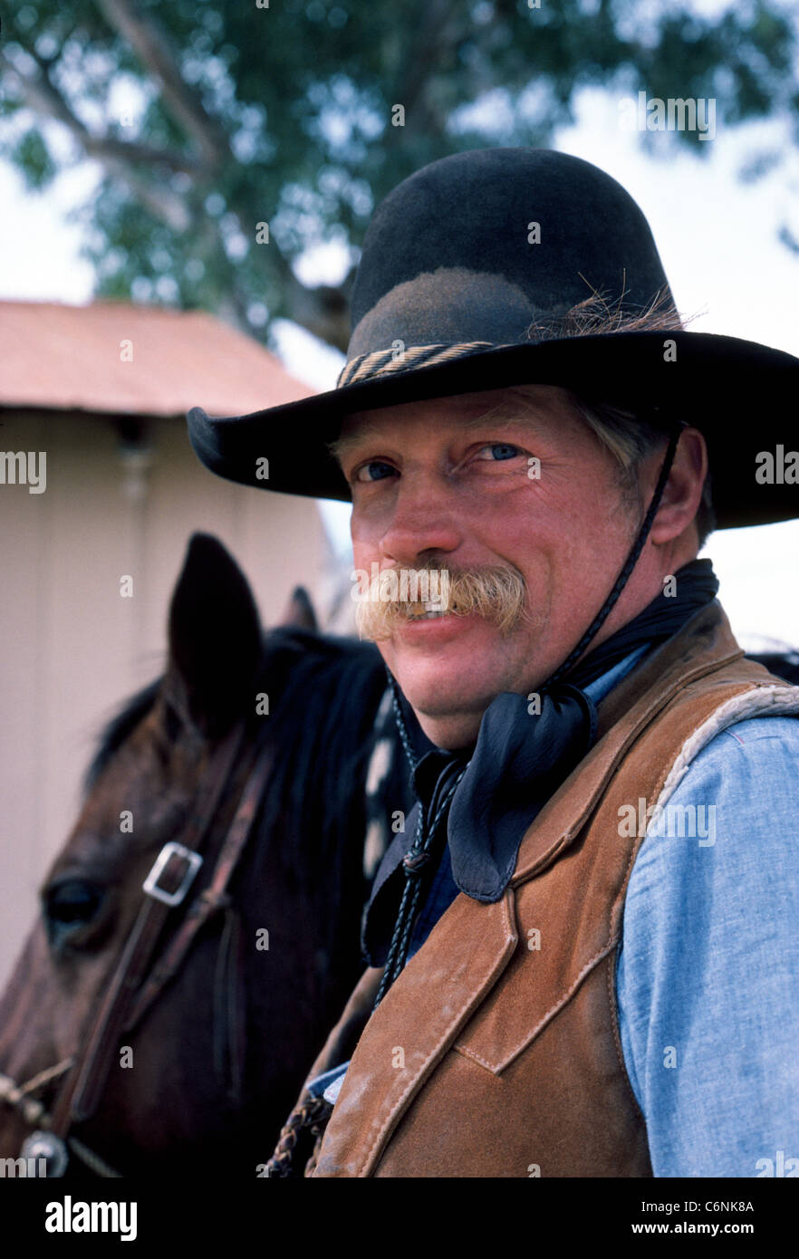 Un cowboy et son cheval accueillent les visiteurs à Rancho de los Caballeros, un historique guest ranch resort de Wickenburg, Arizona, dans l'ouest des États-Unis. Banque D'Images