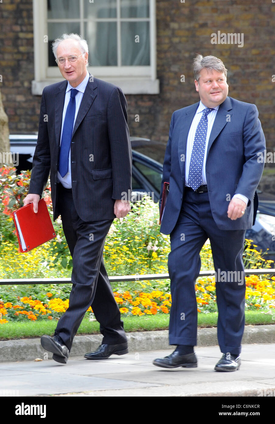 Lord Strathclyde (R) et Sir George Young (L) Ministres arrivent à Downing Street pour une réunion du Cabinet. Londres, Angleterre - Banque D'Images