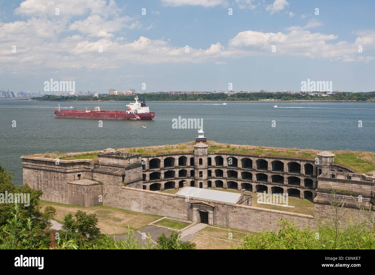 Un pétrolier est ancrée en face de Fort Wadsworth à Staten Island, New York, le dimanche 31 juillet 2011. Banque D'Images