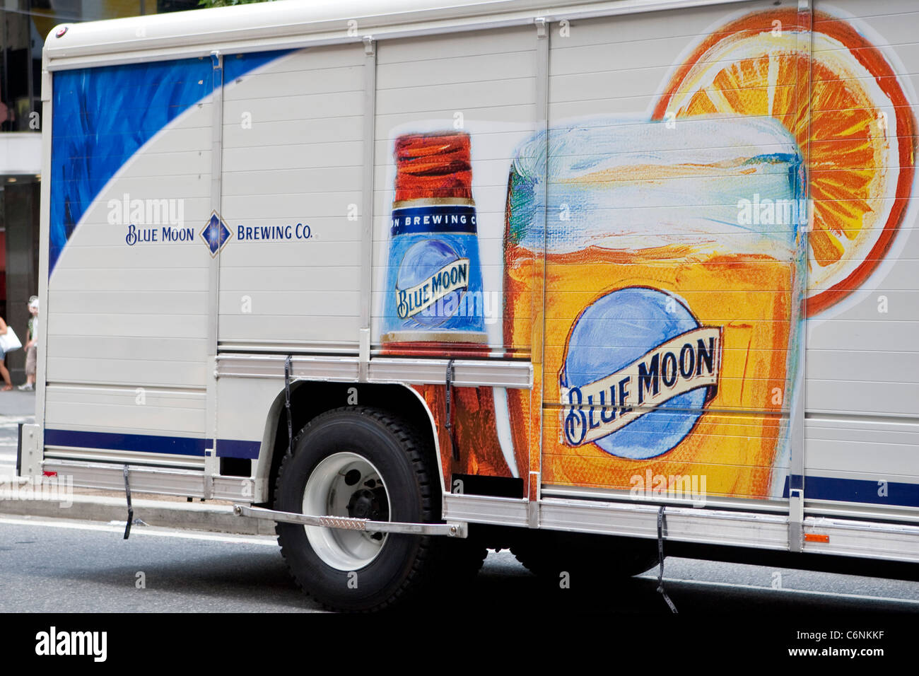 Un camion de livraison Blue Moon est vu dans New York, NY, mardi 2 août 2011. Banque D'Images