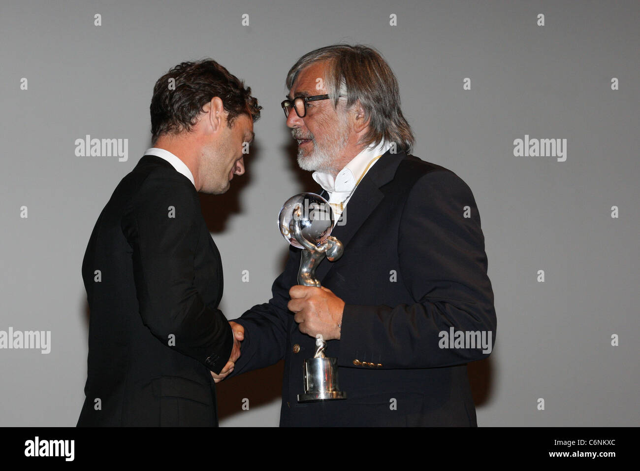 Jude Law reçoit les présidents Prix au Festival du Film de Karlovy Vary, République tchèque Carlsbad - 05.07.10 Banque D'Images